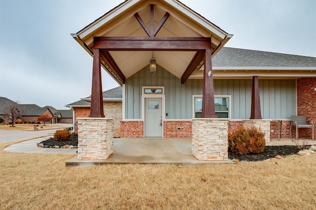 property entrance featuring a lawn