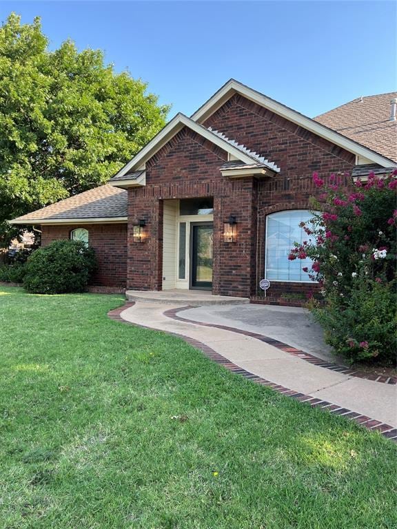 view of front of property featuring a front yard