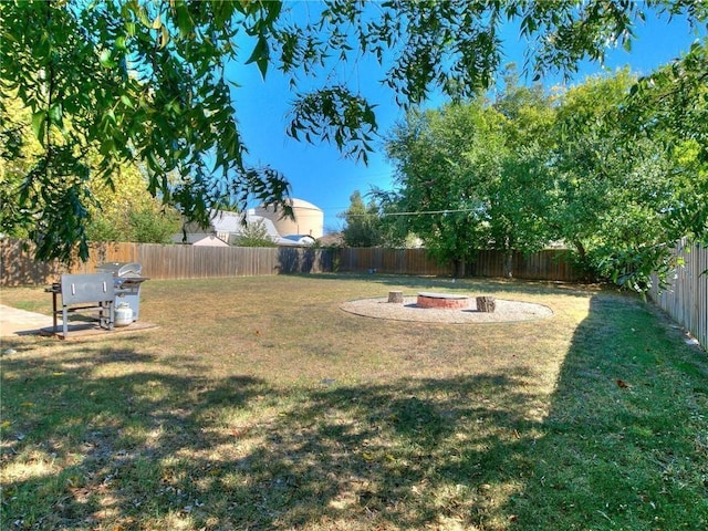 view of yard featuring an outdoor fire pit