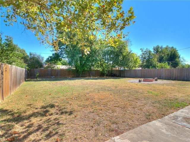 view of yard featuring a fire pit