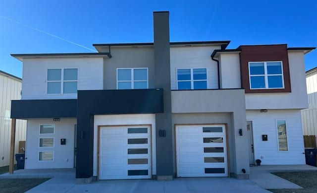 view of front facade featuring a garage