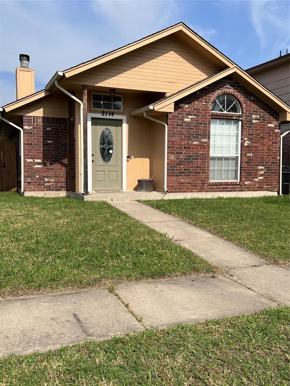 ranch-style home featuring a front lawn