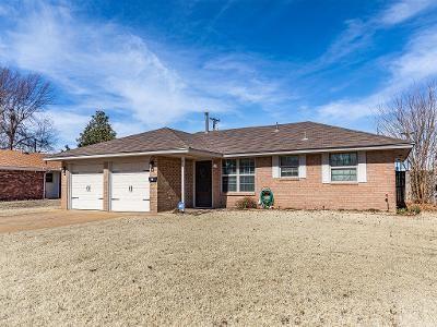 ranch-style home featuring a garage