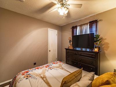 bedroom featuring ceiling fan and a textured ceiling