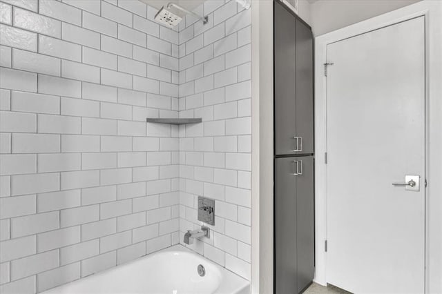 bathroom with tiled shower / bath combo