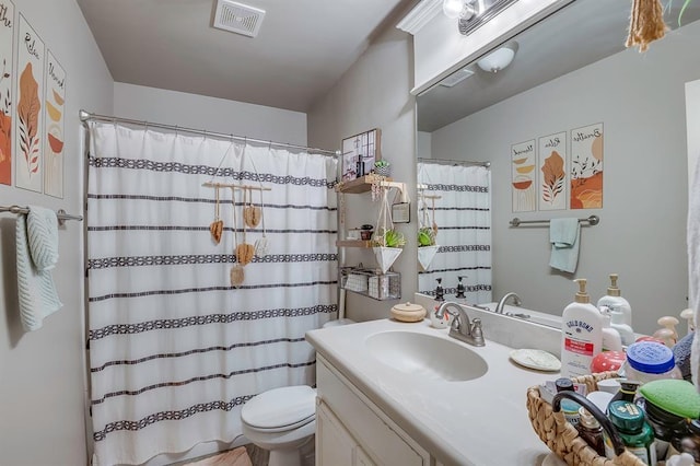 bathroom featuring a shower with curtain, vanity, and toilet