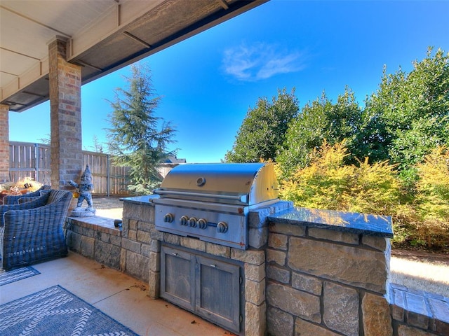 view of patio with an outdoor kitchen and grilling area