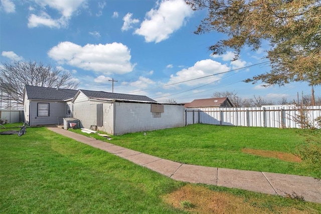 view of side of property featuring a yard