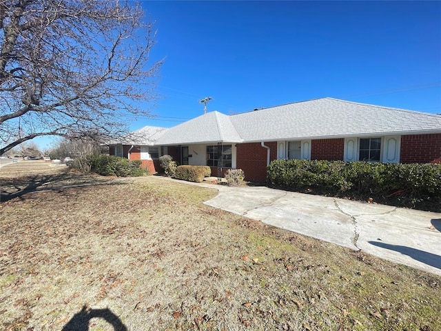 ranch-style house with a front yard