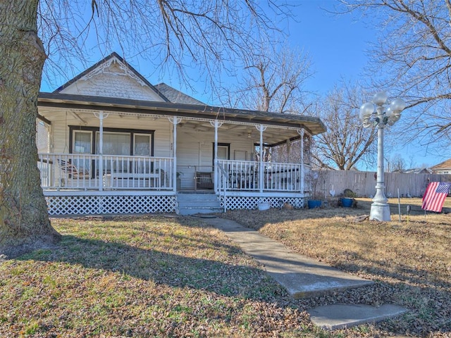 view of front facade featuring a porch and a front yard