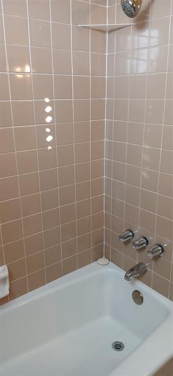 bathroom with tiled shower / bath