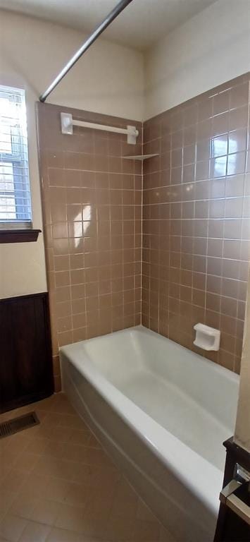 bathroom featuring tiled shower / bath