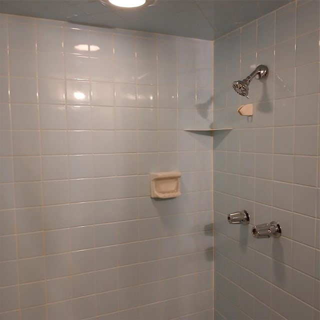 bathroom featuring tiled shower