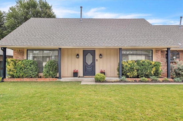 ranch-style house featuring a front yard