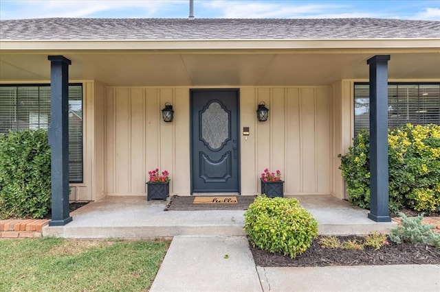 entrance to property featuring a porch