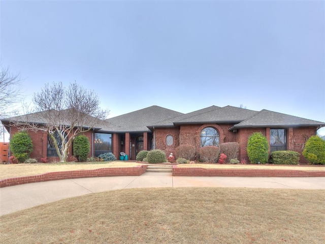 view of front facade featuring a front yard