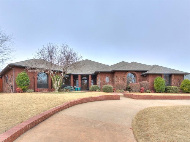 view of front facade with a front yard