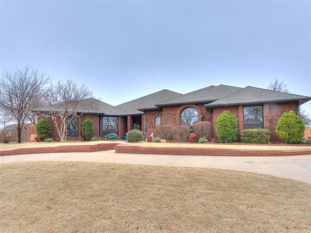 view of front of home featuring a front lawn