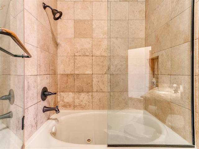 bathroom with tiled shower / bath combo