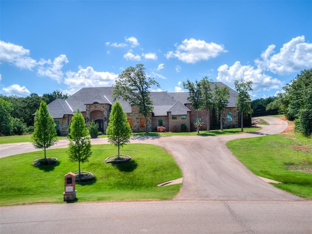 view of front facade featuring a front lawn