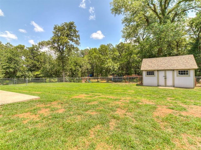 view of yard featuring a storage unit