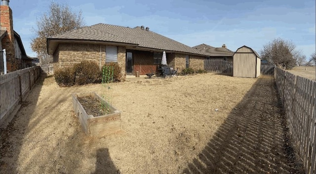 view of yard with a storage shed