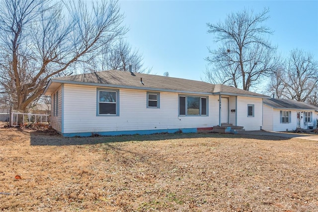 single story home featuring a front lawn