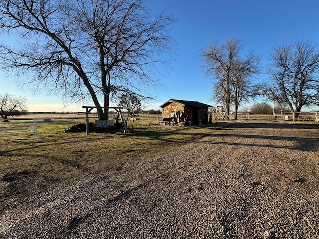 view of yard featuring a rural view