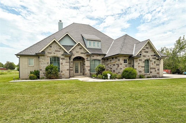 view of front of home featuring a front yard