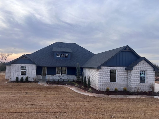 view of front of property with a lawn