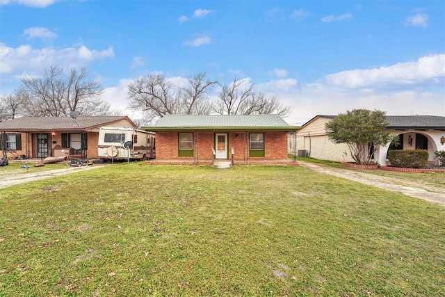 single story home with a front lawn