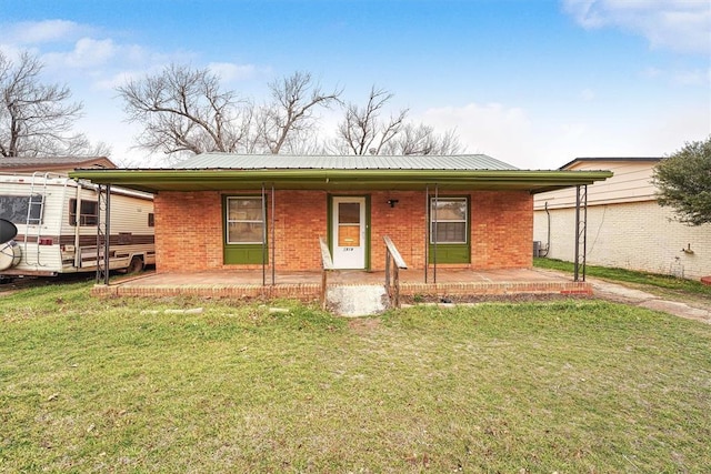 single story home featuring a front lawn