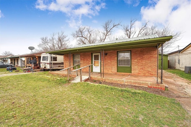 ranch-style home featuring central AC unit and a front lawn