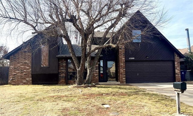 view of front facade with a garage and a front yard