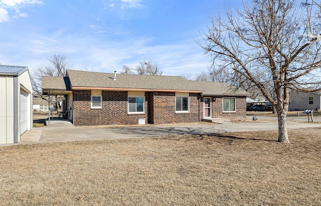 view of front facade featuring a garage, a front lawn, and a carport