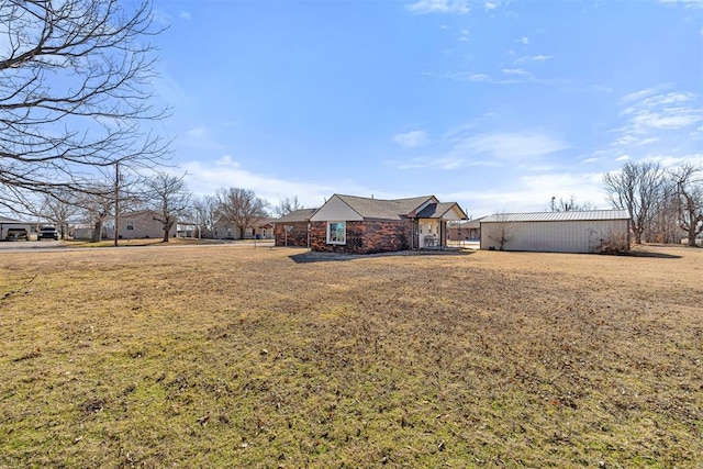 view of front of property featuring a front yard