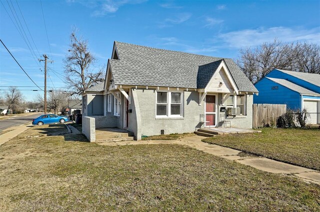 1801 E Madison St, Oklahoma City, OK 73111 - bungalow featuring a front yard