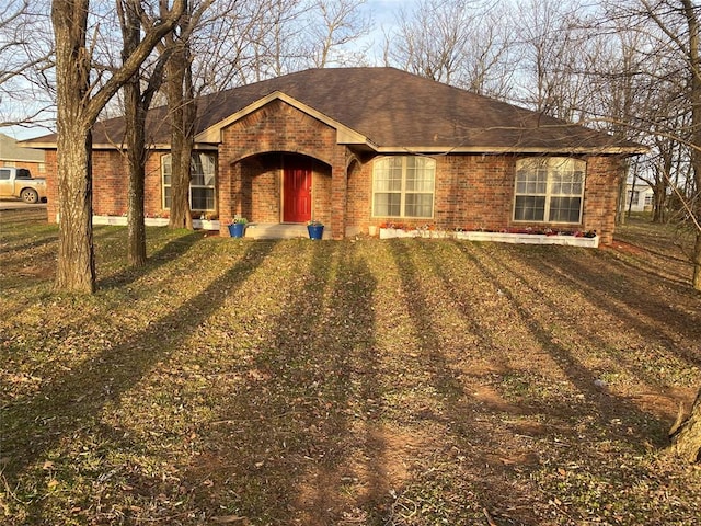 single story home featuring a front yard