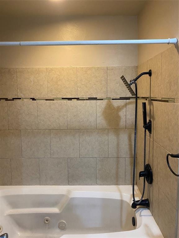 bathroom with tiled shower / bath