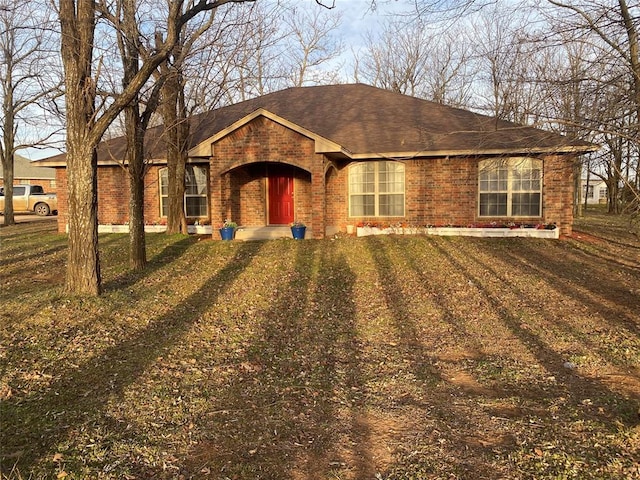 ranch-style house featuring a front yard
