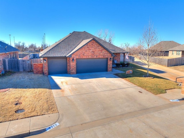 view of front facade featuring a garage and a front yard