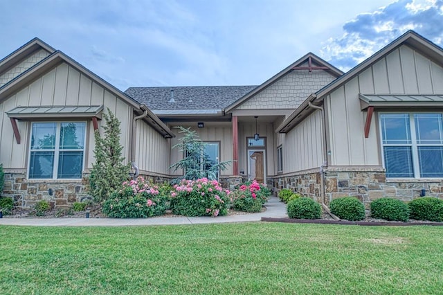 view of front of property featuring a front yard