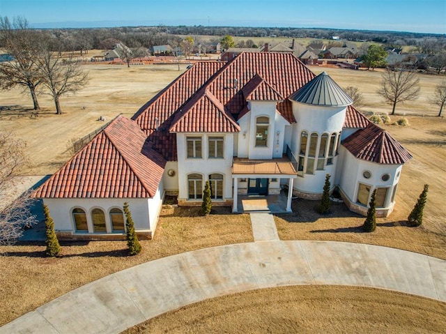 view of front facade featuring a front lawn