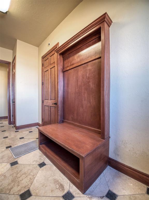 7 Country Club Rd, Shawnee, OK 74801 - mudroom featuring a textured ceiling