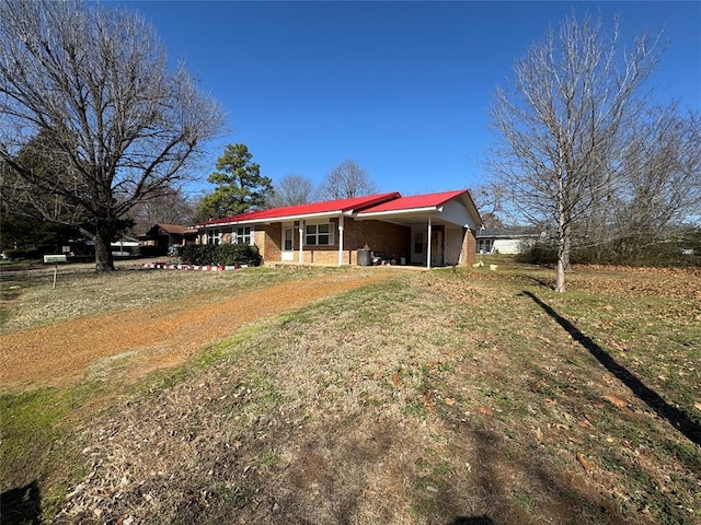 single story home featuring a front yard