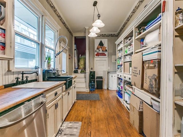 506 S Evans Ave, El Reno, OK 73036 - kitchen featuring sink, ornamental molding, dishwasher, pendant lighting, and light hardwood / wood-style floors