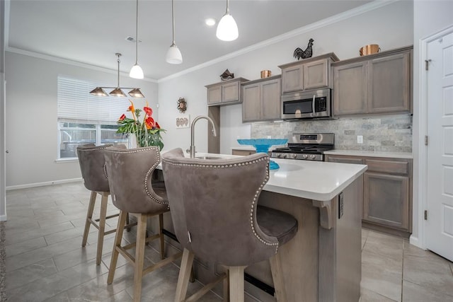 kitchen featuring a center island with sink, range, a kitchen bar, and decorative light fixtures