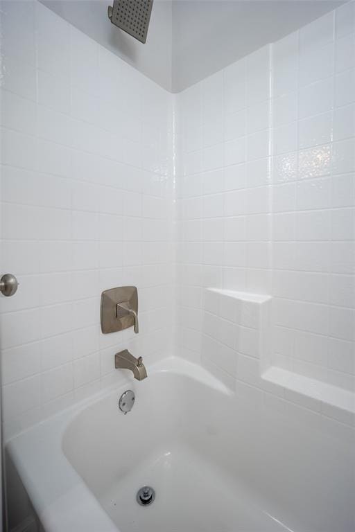 bathroom with tiled shower / bath combo