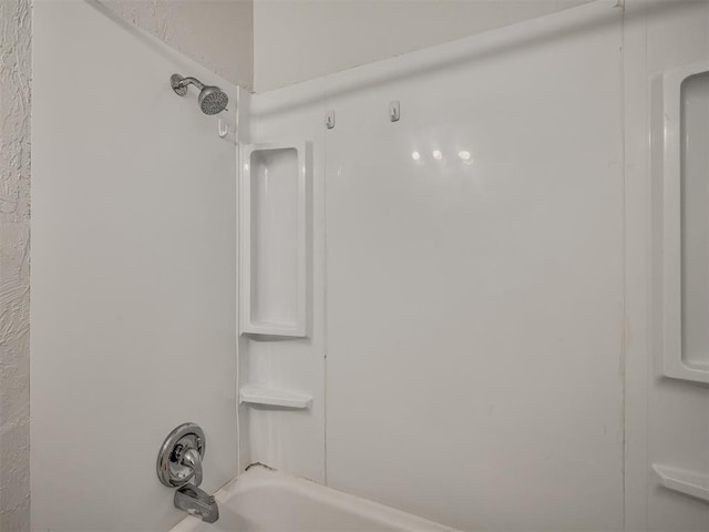 details with bathtub / shower combination