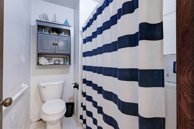 bathroom featuring curtained shower and toilet